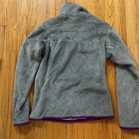 Patagonia Women's Fleece | Cozy & Sustainable | Perfect for Layering - Picture 3 of 3